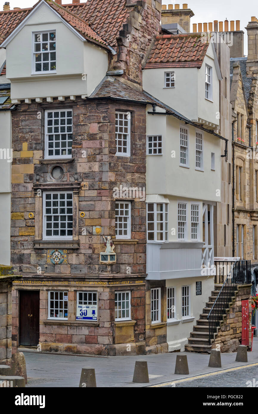 EDINBURGH SCHOTTLAND John KNOXS HAUS AN DER HIGH STREET mit goldenen Buchstaben und Plaketten Stockfoto