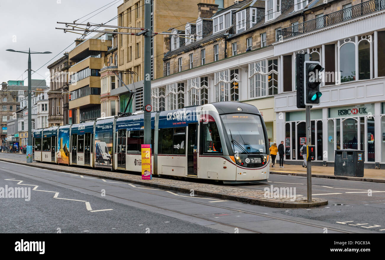 EDINBURGH SCHOTTLAND Straßenbahn an der Princes Street CR SMITH LOGO Stockfoto