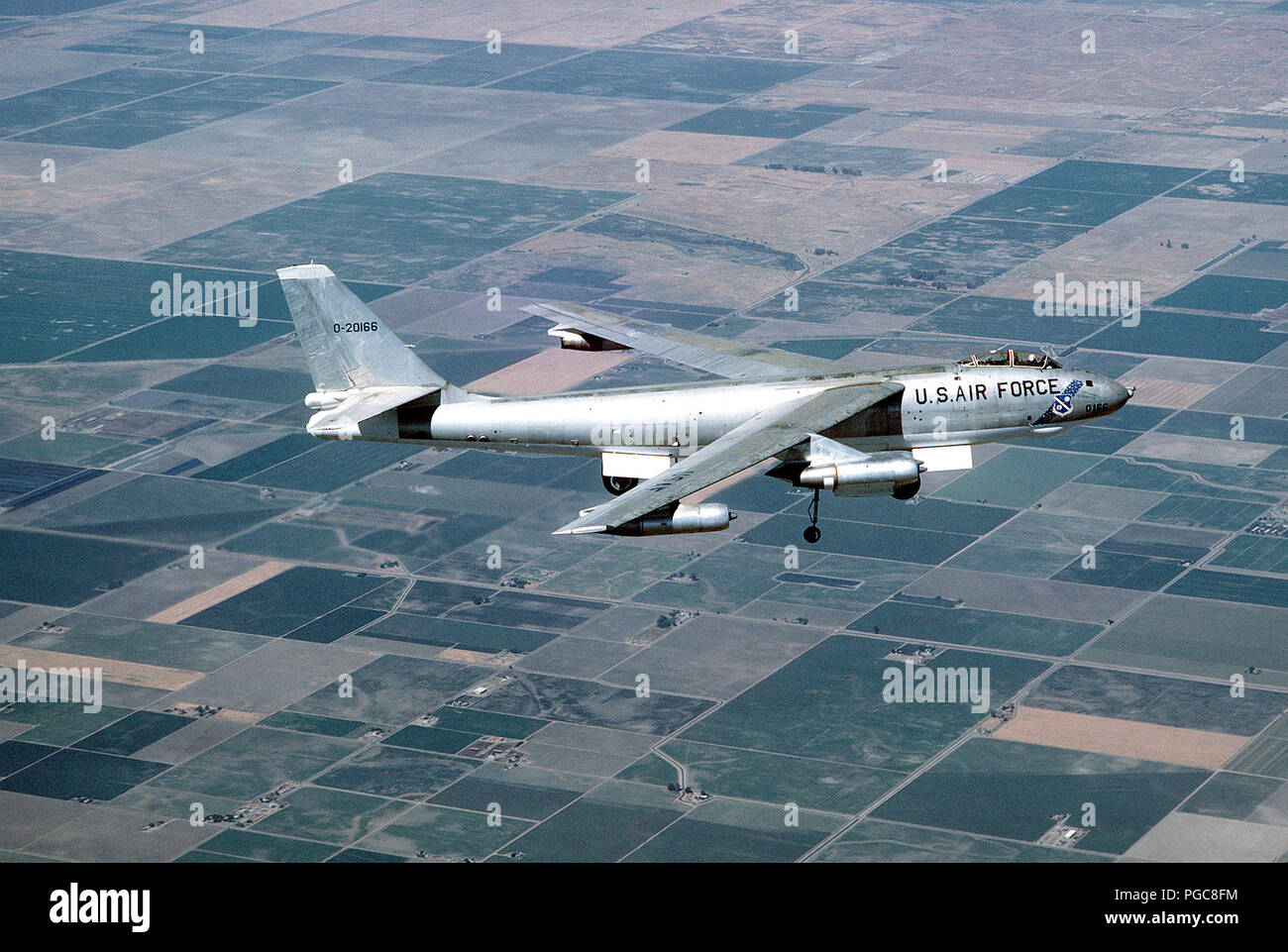 Ein Luft-zu-Luft, rechts eine restaurierte B-47 E Stratojet Flugzeuge. Das Flugzeug ist einer der letzten fliegbar B-47s in der Welt und wird nach Merced, Calif., wo es mit anderen erhaltene Flugzeuge in das Schloss AFB Museum, China See Waffen Center angezeigt wird geflogen werden. Stockfoto