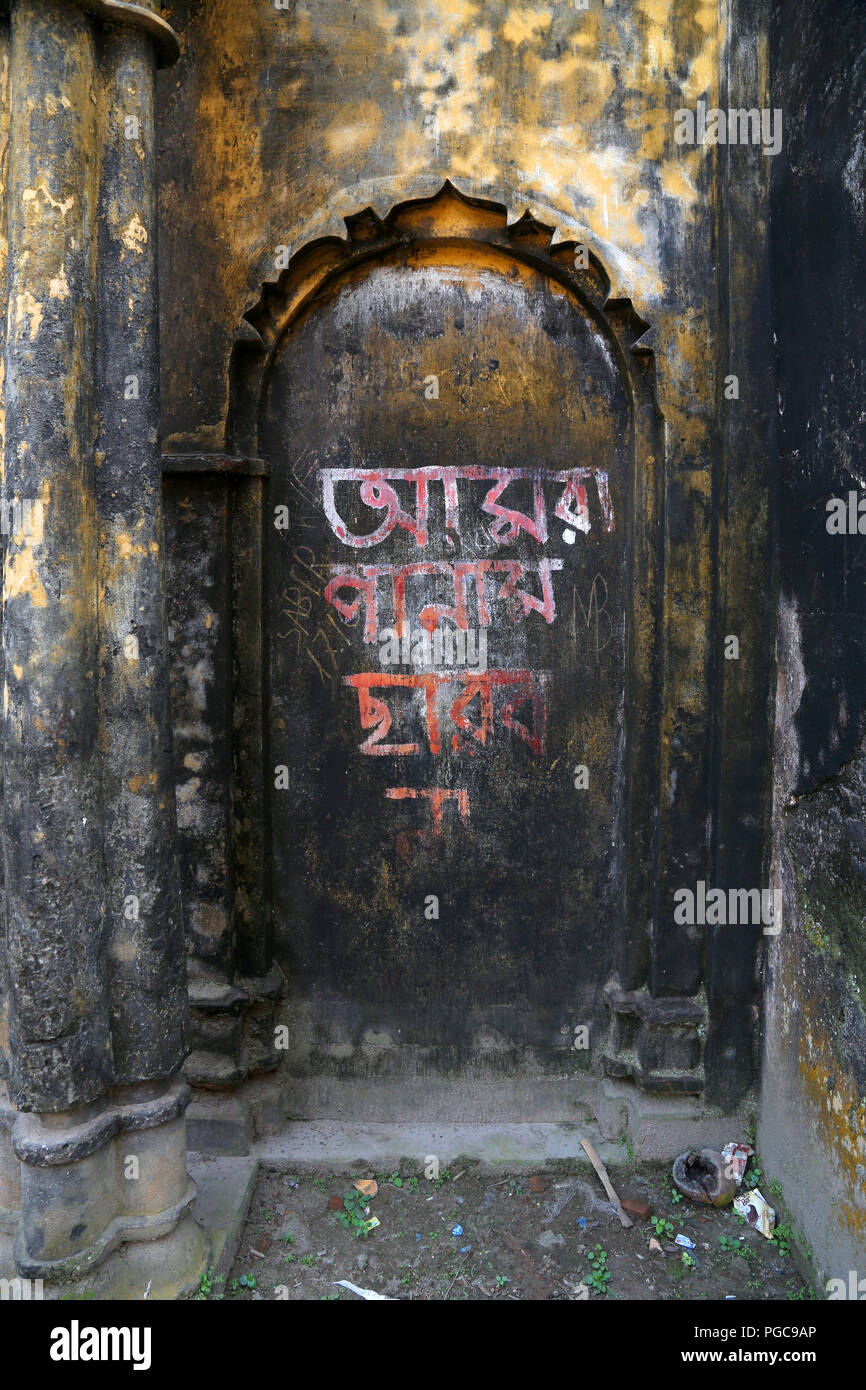 Tür in Sonargaon, Bangladesch, mit bengali Schriften Stockfoto