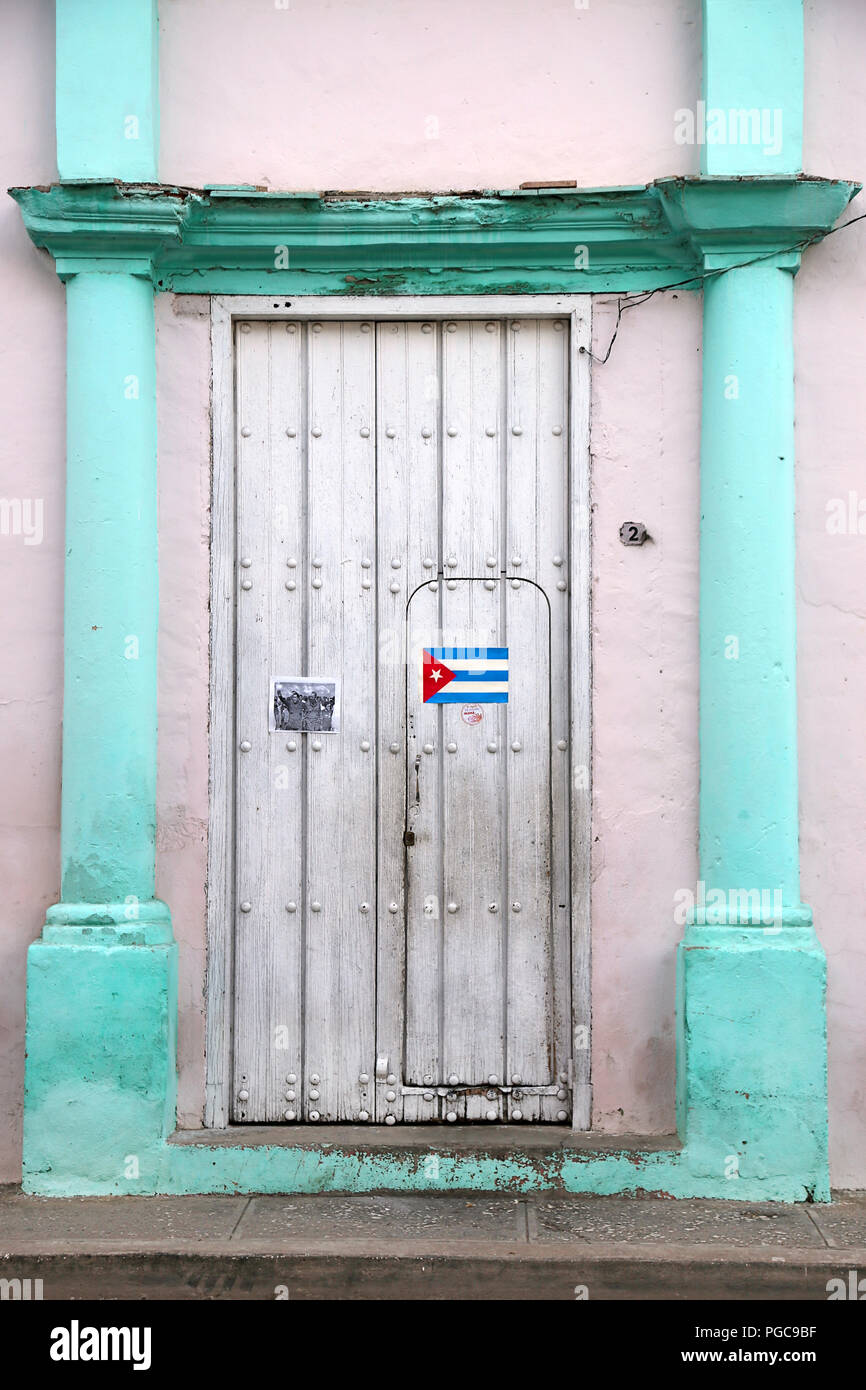 Tür in Bayamo, Kuba und mit kubanischen Flagge Stockfoto