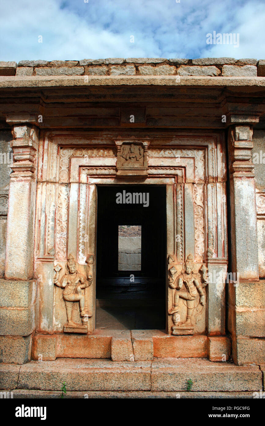 Tür von einem Tempel in Hampi, Indien Stockfoto