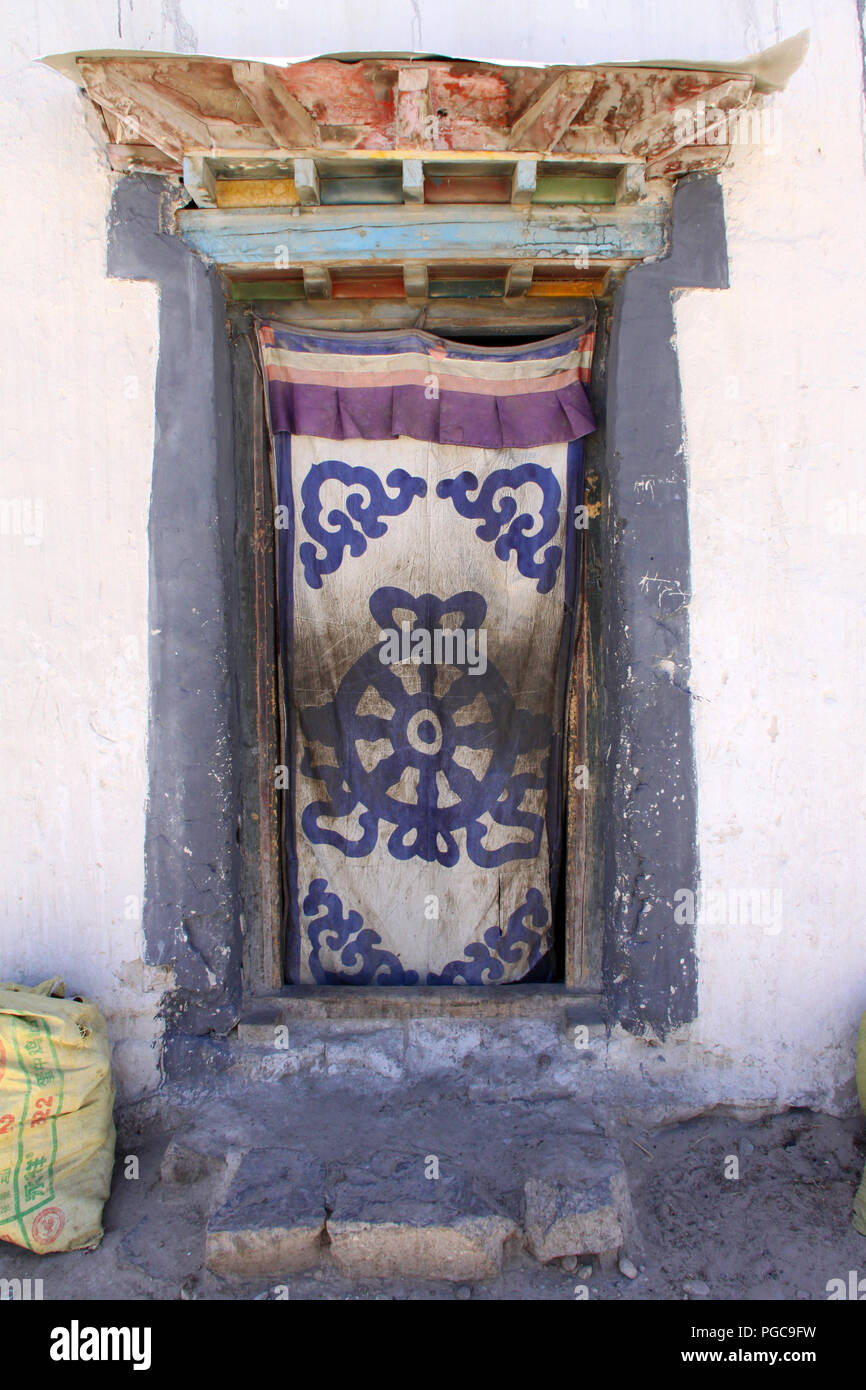 Tür Eingang eines Hauses in Lhasa, Tibet Stockfoto