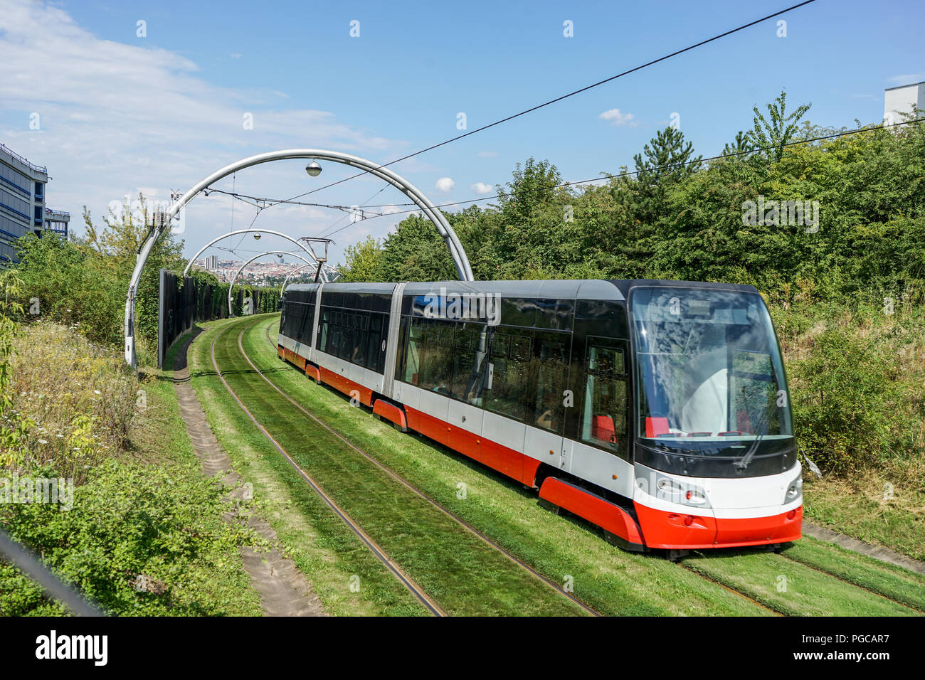 Moderne Straßenbahn vor einem Stop in Prag Stockfoto