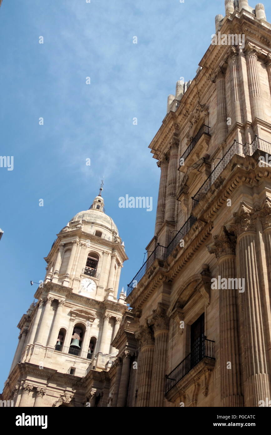 Spanien, Andalusien, Malaga, Kathedrale. Ein dramatischer Blick auf die elegante Fassade der historischen, schönen Kathedrale dieser schönen spanischen Stadt. Stockfoto