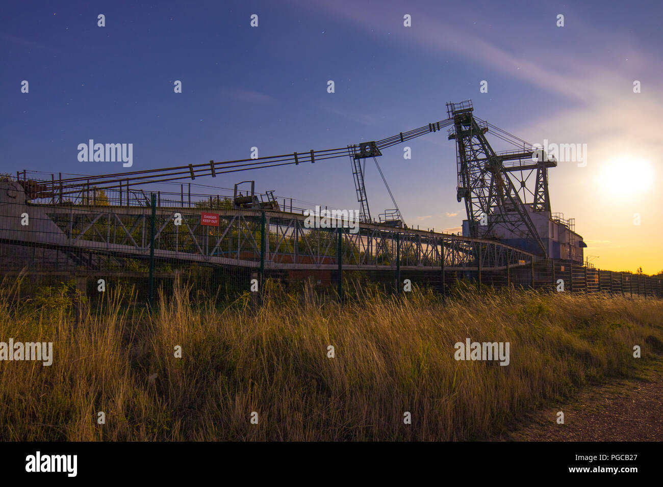 Ein ruston Bucyrus Erie 1150 Walking Seilbagger bei Nacht bei RSPB St Aidan's in West Yorkshire Stockfoto