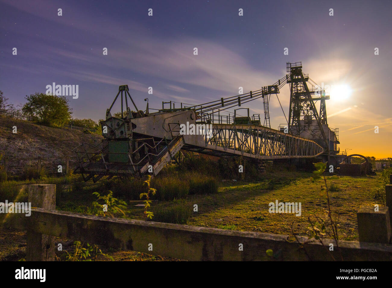 Ein ruston Bucyrus Erie 1150 Walking Seilbagger bei Nacht bei RSPB St Aidan's in West Yorkshire Stockfoto