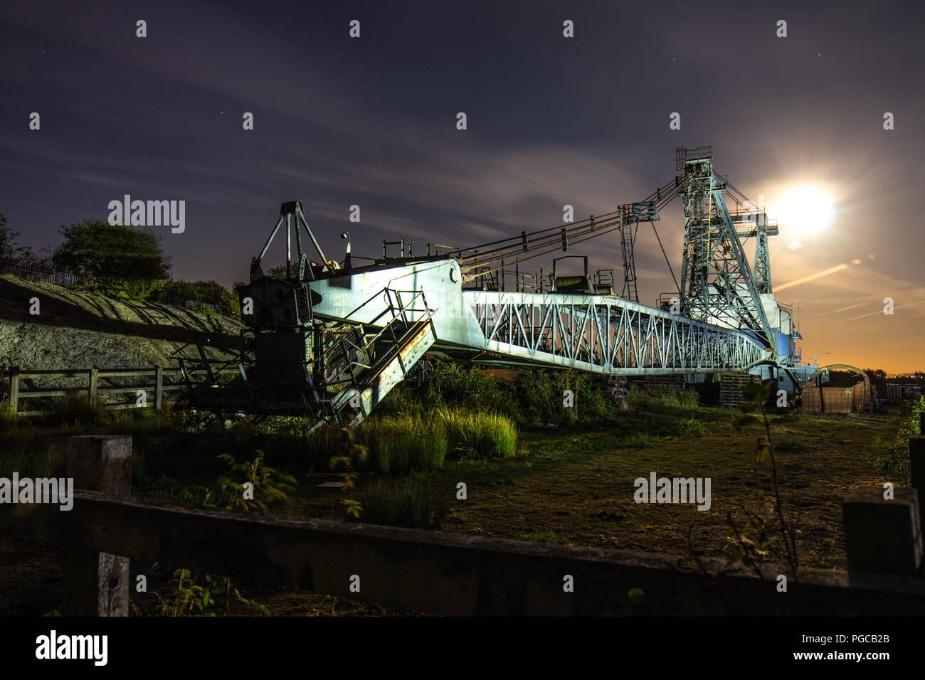 Ein ruston Bucyrus werden 1150 Walking Seilbagger bei Nacht an St. Aidan's Stockfoto
