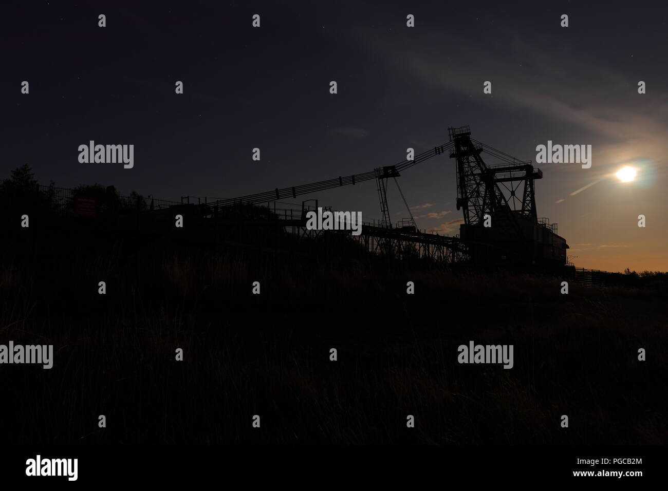 Ein ruston Bucyrus Erie 1150 Walking Seilbagger bei Nacht bei RSPB St Aidan's in West Yorkshire Stockfoto
