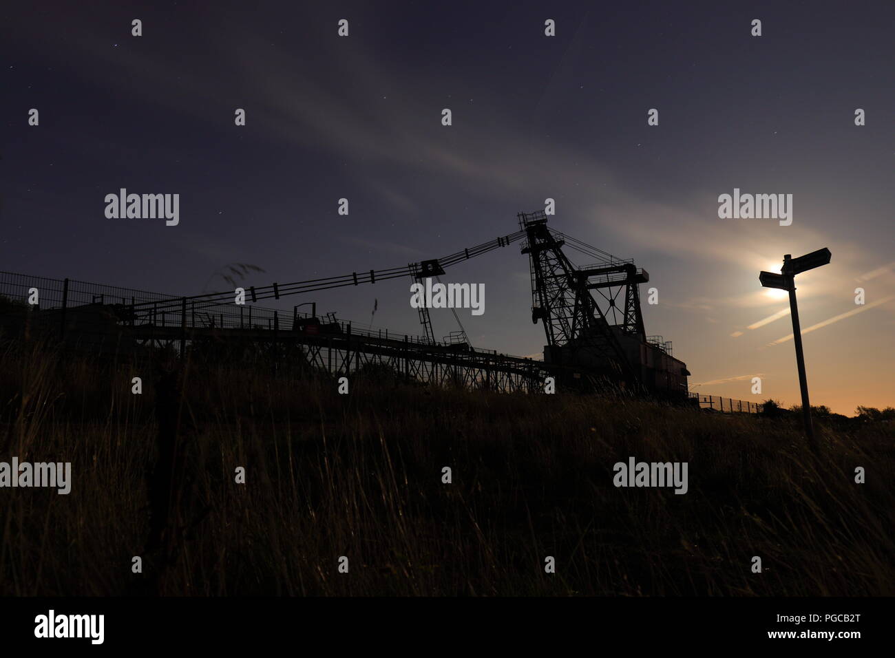 Ein ruston Bucyrus Erie 1150 Walking Seilbagger bei Nacht bei RSPB St Aidan's in West Yorkshire Stockfoto