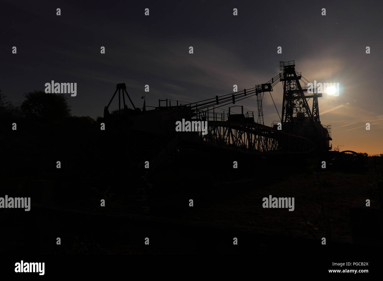 Ein ruston Bucyrus Erie 1150 Walking Seilbagger bei Nacht bei RSPB St Aidan's in West Yorkshire Stockfoto