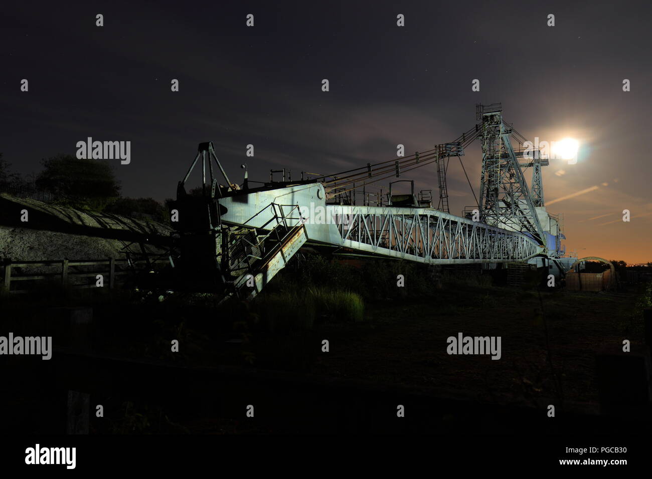 Ein ruston Bucyrus Erie 1150 Walking Seilbagger bei Nacht bei RSPB St Aidan's in West Yorkshire Stockfoto
