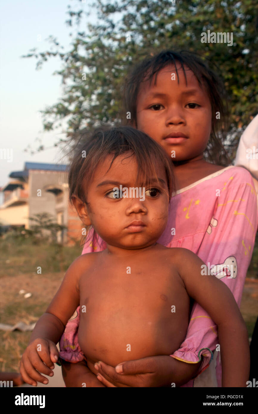 Ein Junge und ein Mädchen für ein Portrait in einem Slum von Kampong Cham, Kambodscha darstellen. Stockfoto