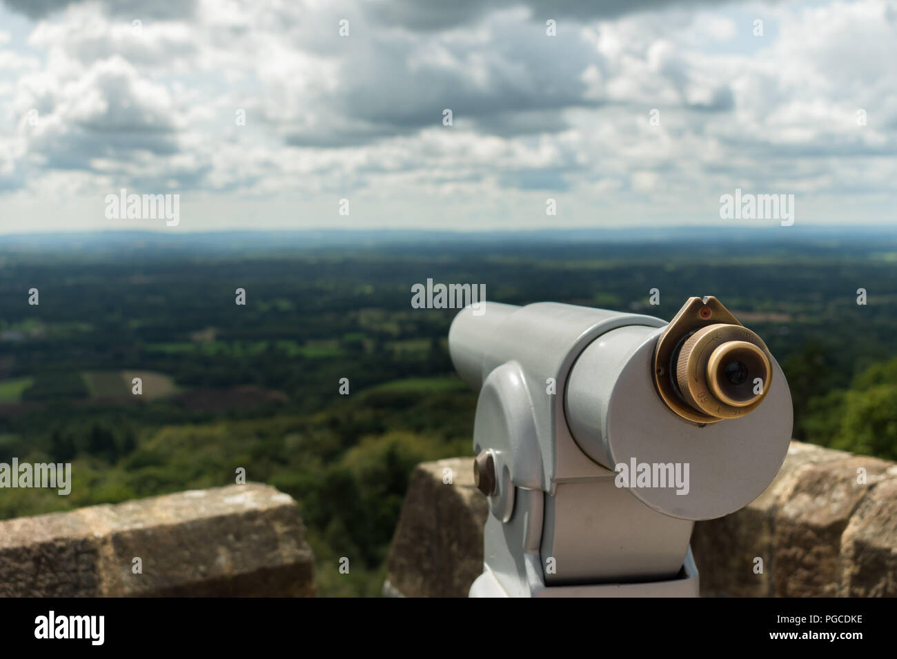 In einem Teleskop Sicht über die Landschaft von Surrey und Sussex die North Downs zu den South Downs. Von Leith Hill Tower getroffen. Stockfoto