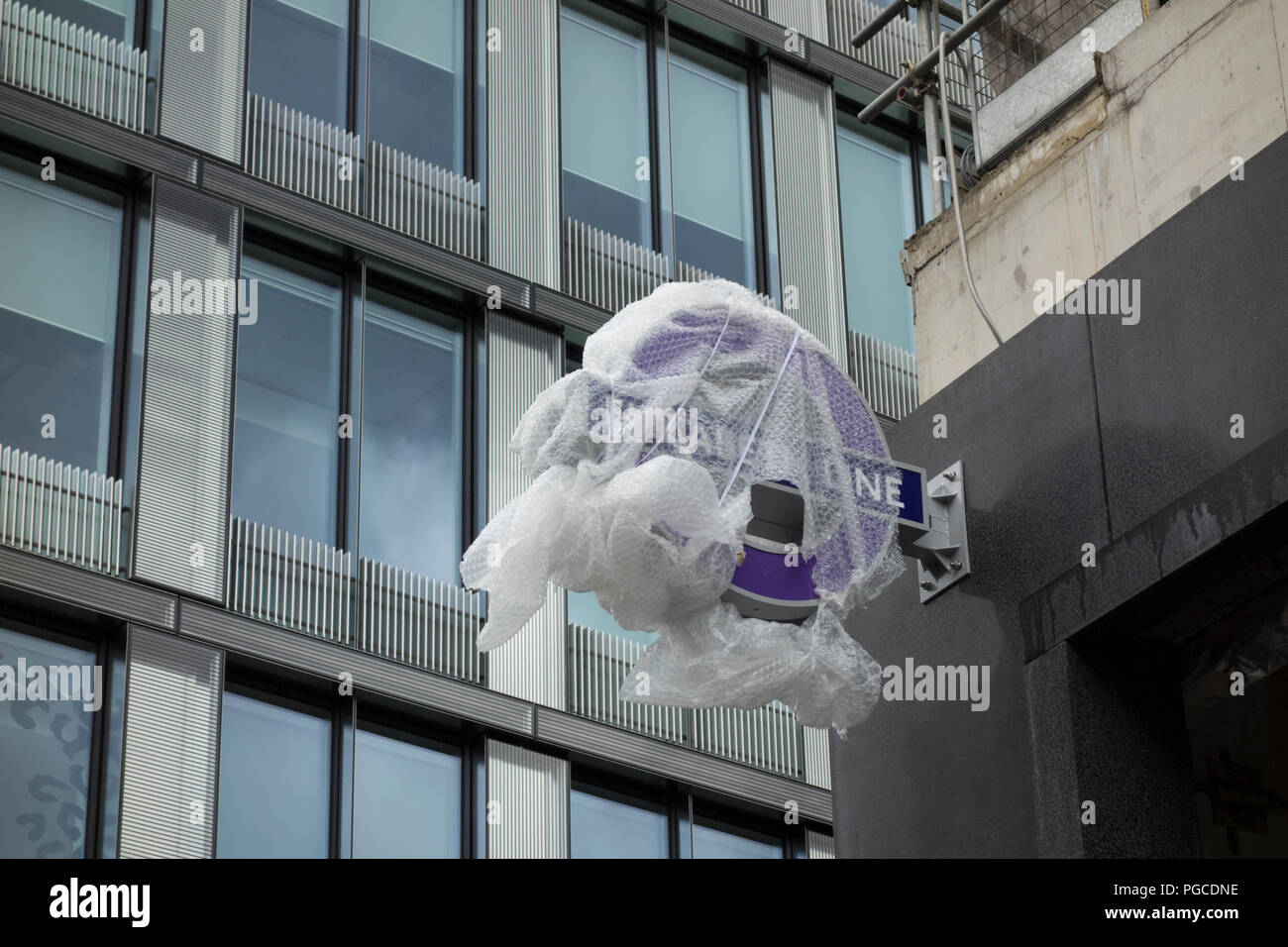 Elizabeth Line Beschilderung unter auf der Oxford Street wraps als Teil der TFL Crossrail Projekt Tottenham Court Road, London, UK Stockfoto