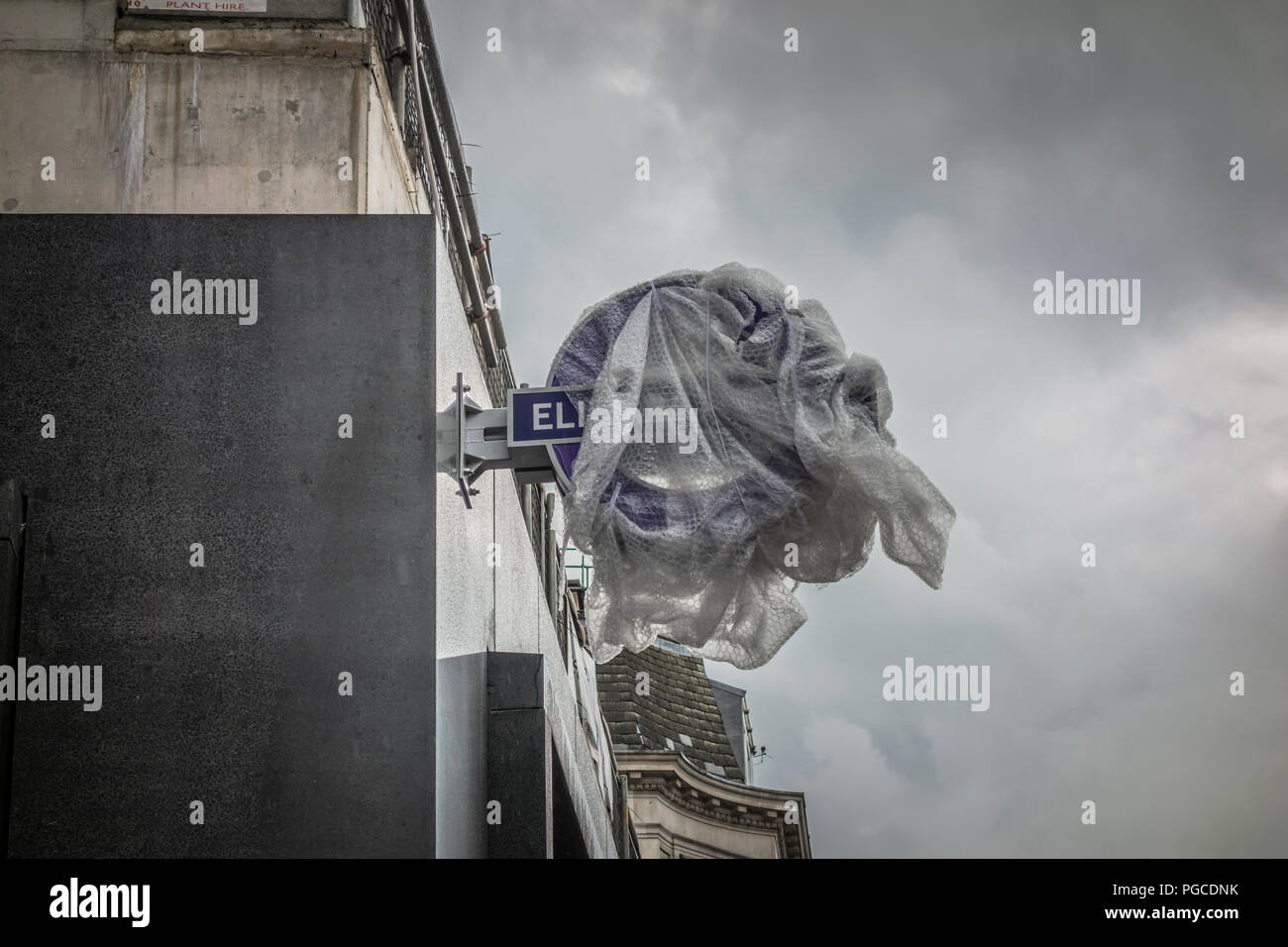Elizabeth Line Beschilderung unter auf der Oxford Street wraps als Teil der TFL Crossrail Projekt Tottenham Court Road, London, UK Stockfoto