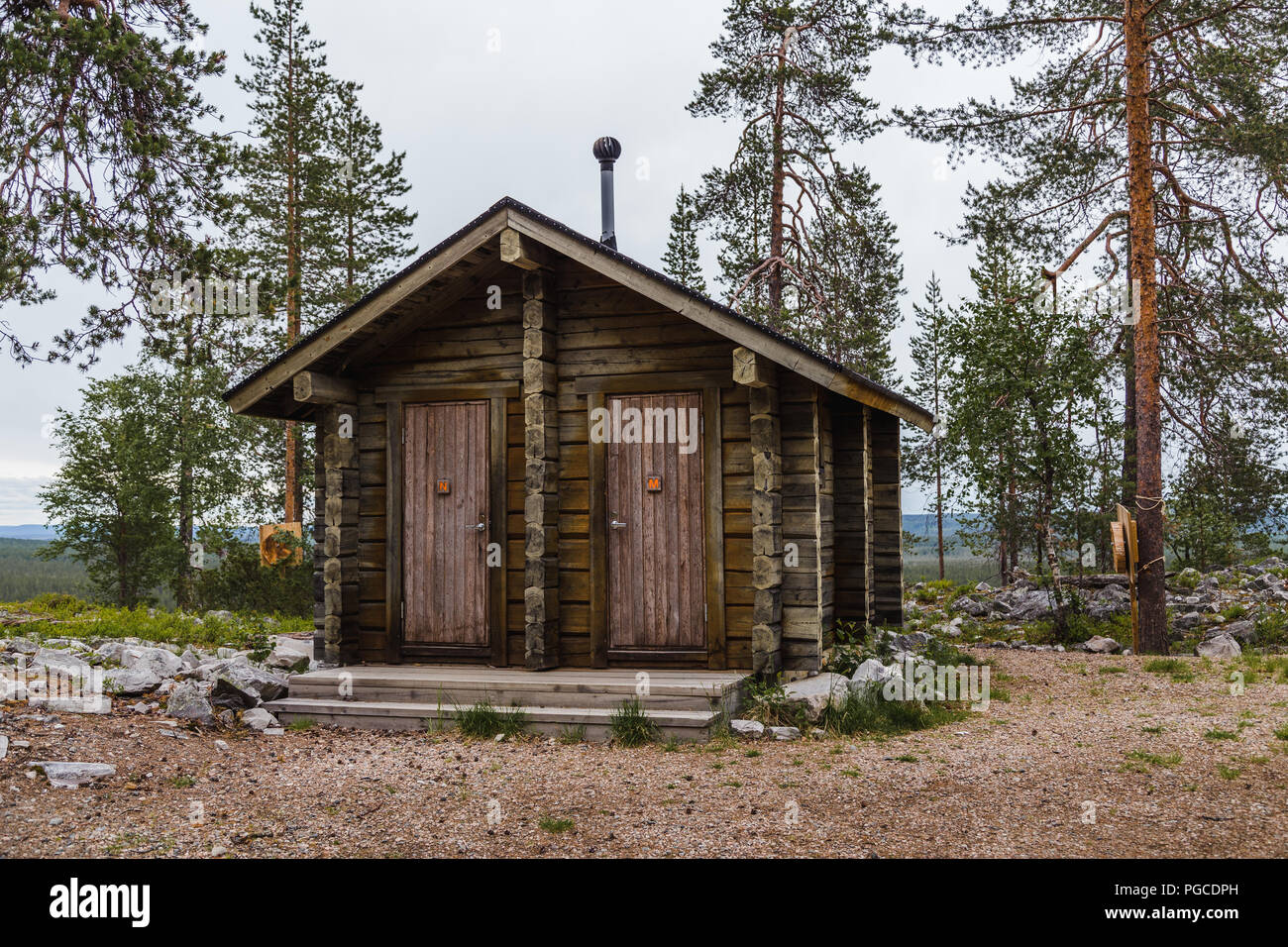 Luosto Finnland, Holz- Traditionelle wc im Wald an Luosto Stockfoto