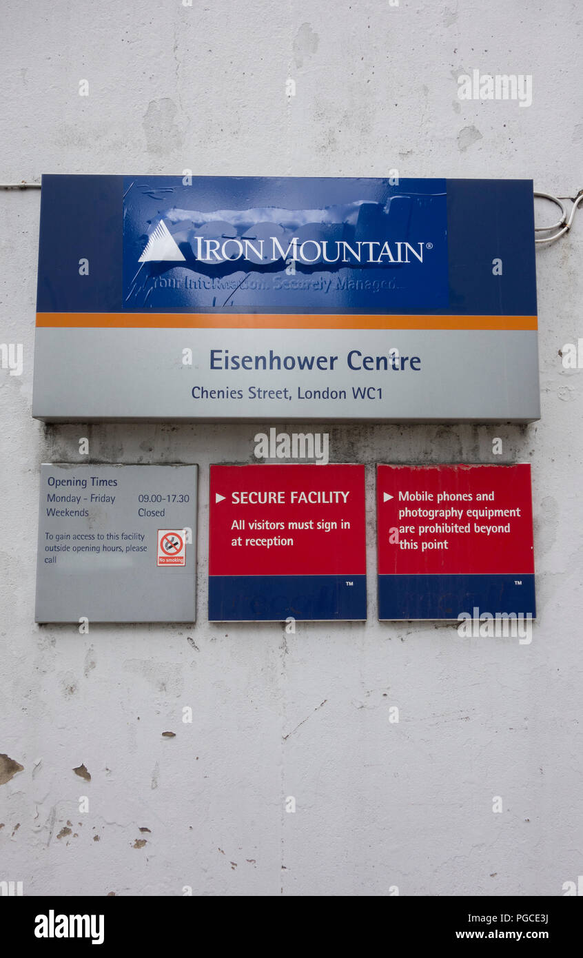 Iron Mountain signage außerhalb des Eisenhower Center, Chenies Street, Westminster, London, WC1, UK Stockfoto