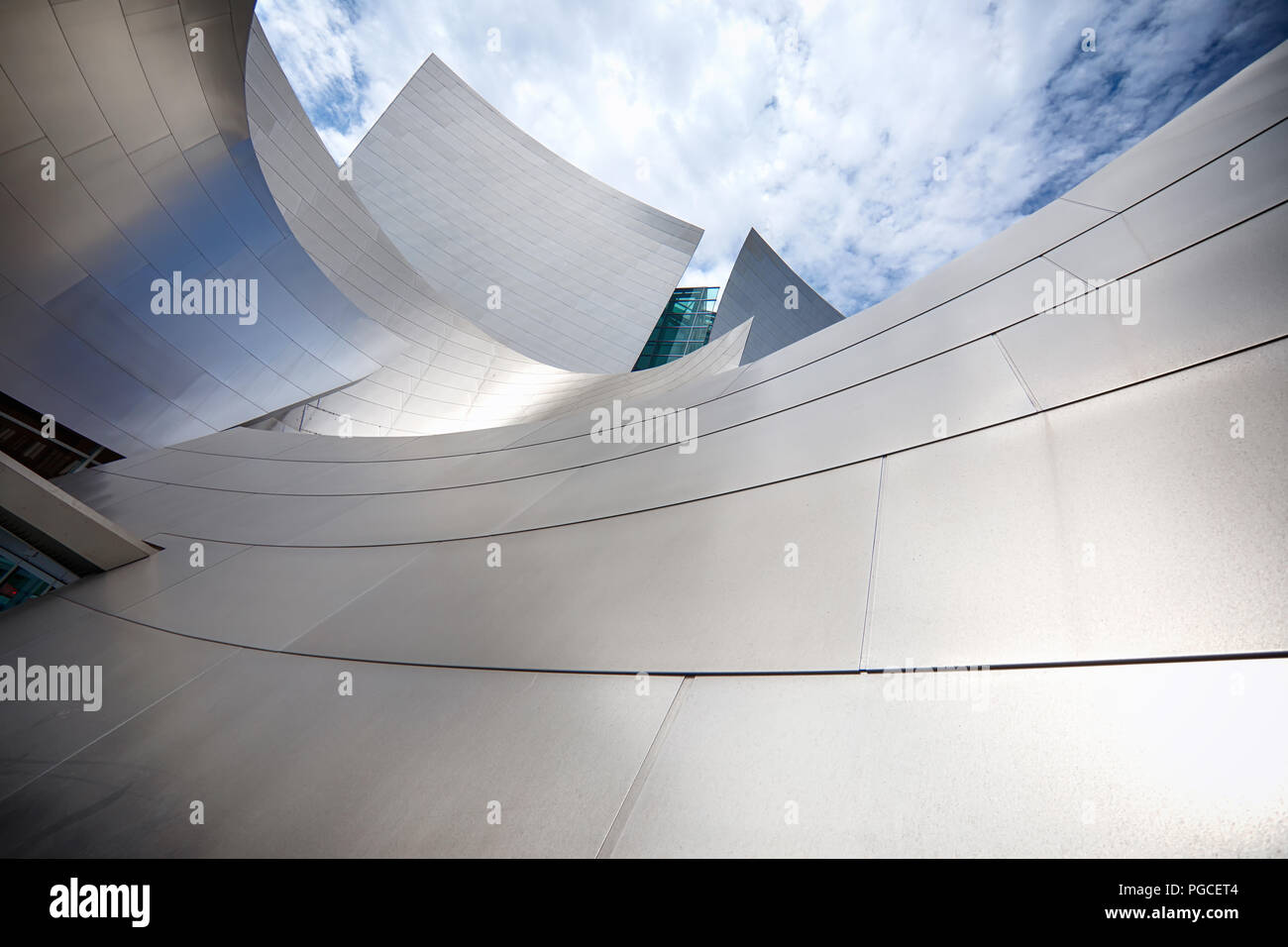 Los Angeles, Vereinigte Staaten von Amerika - 25. Juli 2017: Architektur der Walt Disney Concert Hall in Los Angeles, das ist die Heimat des Los Angeles Philharmonic Orchestra und die Los Angeles Master Chorale. Stockfoto