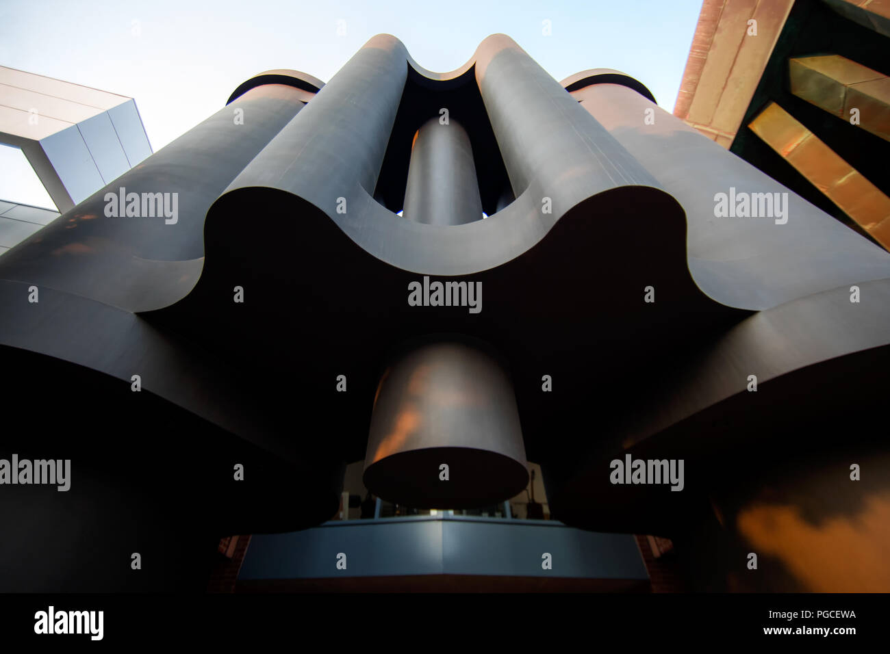 Los Angeles, Vereinigte Staaten von Amerika - 15. Juli 2017: Die riesige Ferngläser öffentliche Kunstwerke vor dem Fernglas Gebäude, das von Claes Oldenburg und Coosje Van Bruggen 1991 ausgelegt ist. Stockfoto