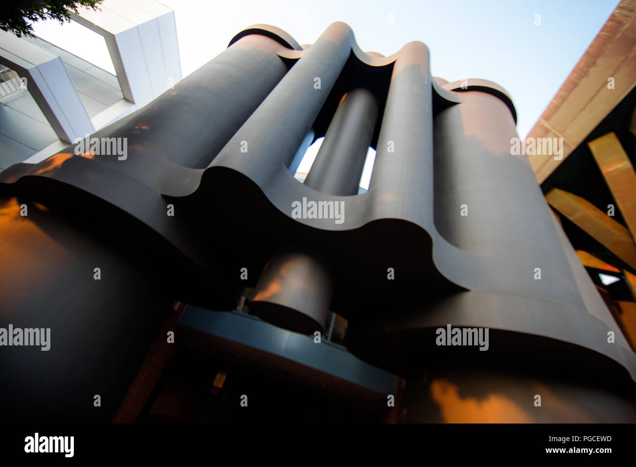 Los Angeles, Vereinigte Staaten von Amerika - 15. Juli 2017: Die riesige Ferngläser öffentliche Kunstwerke vor dem Fernglas Gebäude, das von Claes Oldenburg und Coosje Van Bruggen 1991 ausgelegt ist. Stockfoto