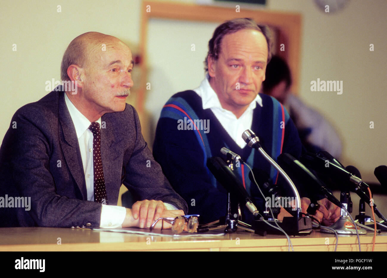 CLAES ZEIME Prüfarzt der Olof Palme Mord 1986 in Stockholm zusammen mit Polizeichef Hans Holmér zu einem pressconference Stockfoto