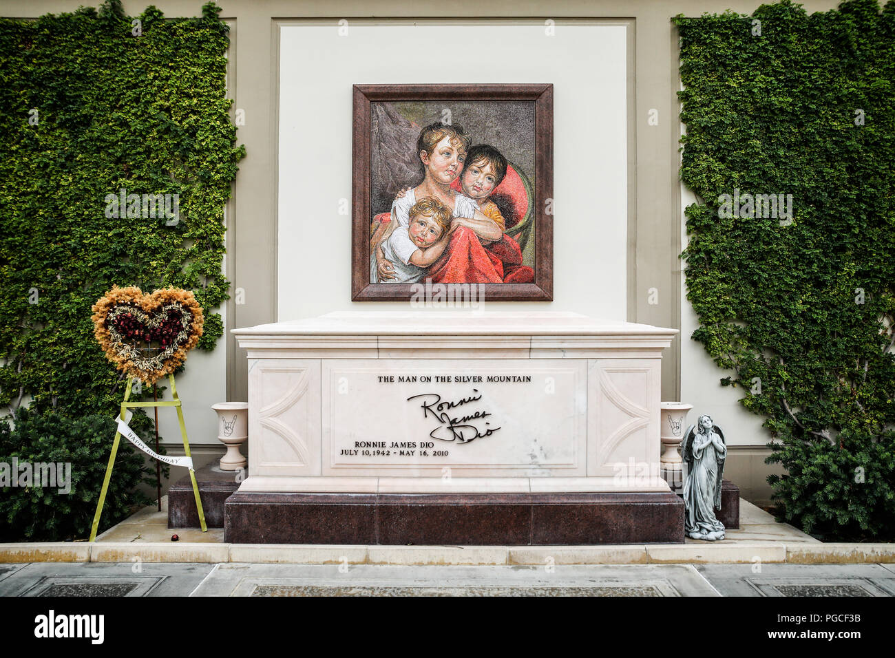 Los Angeles, Vereinigte Staaten von Amerika - 24. Juli 2017: Ronnie James Dio Grab an Forrest Lawn Memorial Park in Glendale. Er spielte in mehreren Bands wie Elf, Rainbow, Black Sabbath, Dio und Himmel und Hölle. Stockfoto