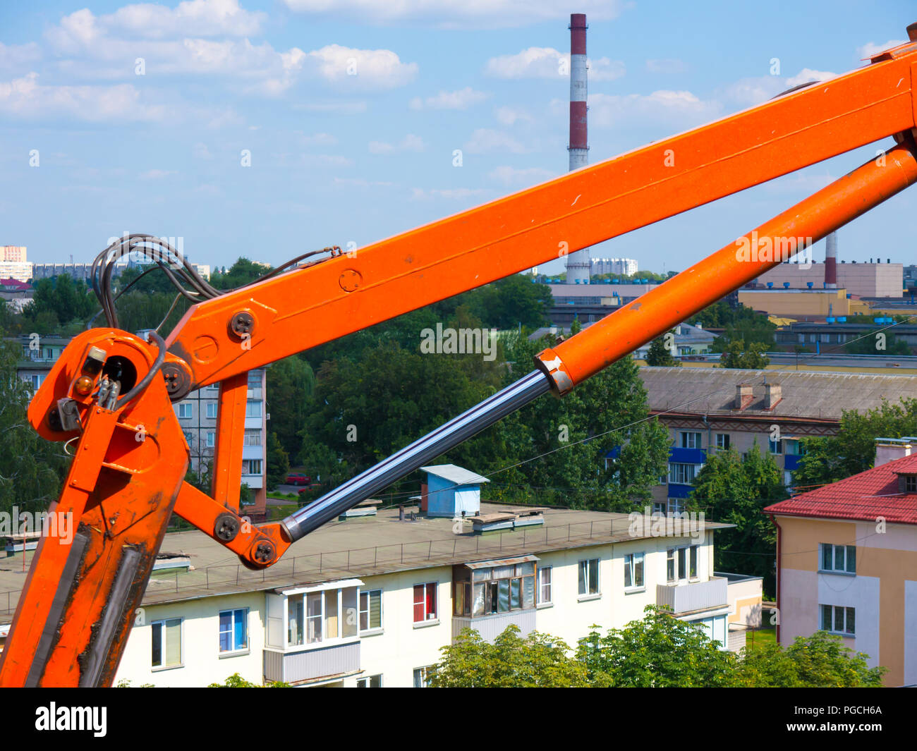 Die Stadt outdoor Fabrikschornsteinen und Bau Wiege. Stockfoto