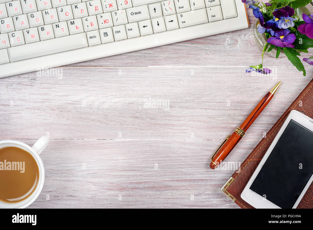 Büro Tisch mit einem Computer, ein Telefon und eine Tasse Kaffee. Stockfoto
