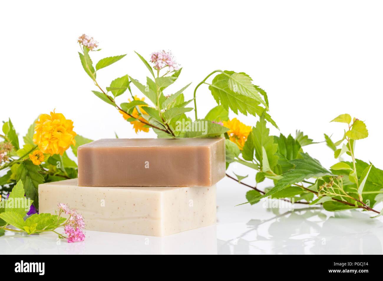 Wunderschöne handgemachte Seife mit Kräutern. Stockfoto