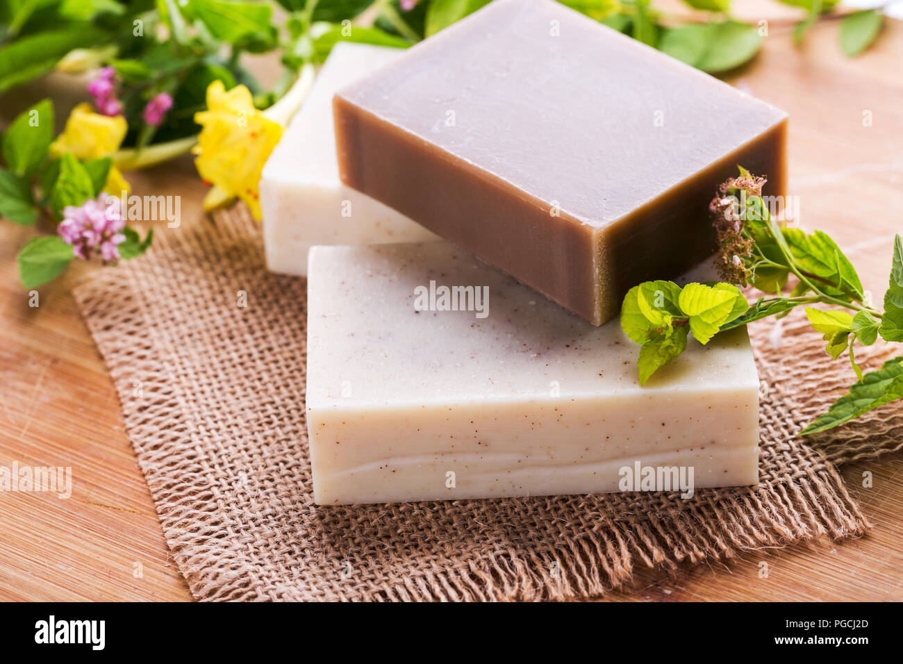 Wunderschöne Spa Einrichtung mit handgefertigten Seife Stockfoto