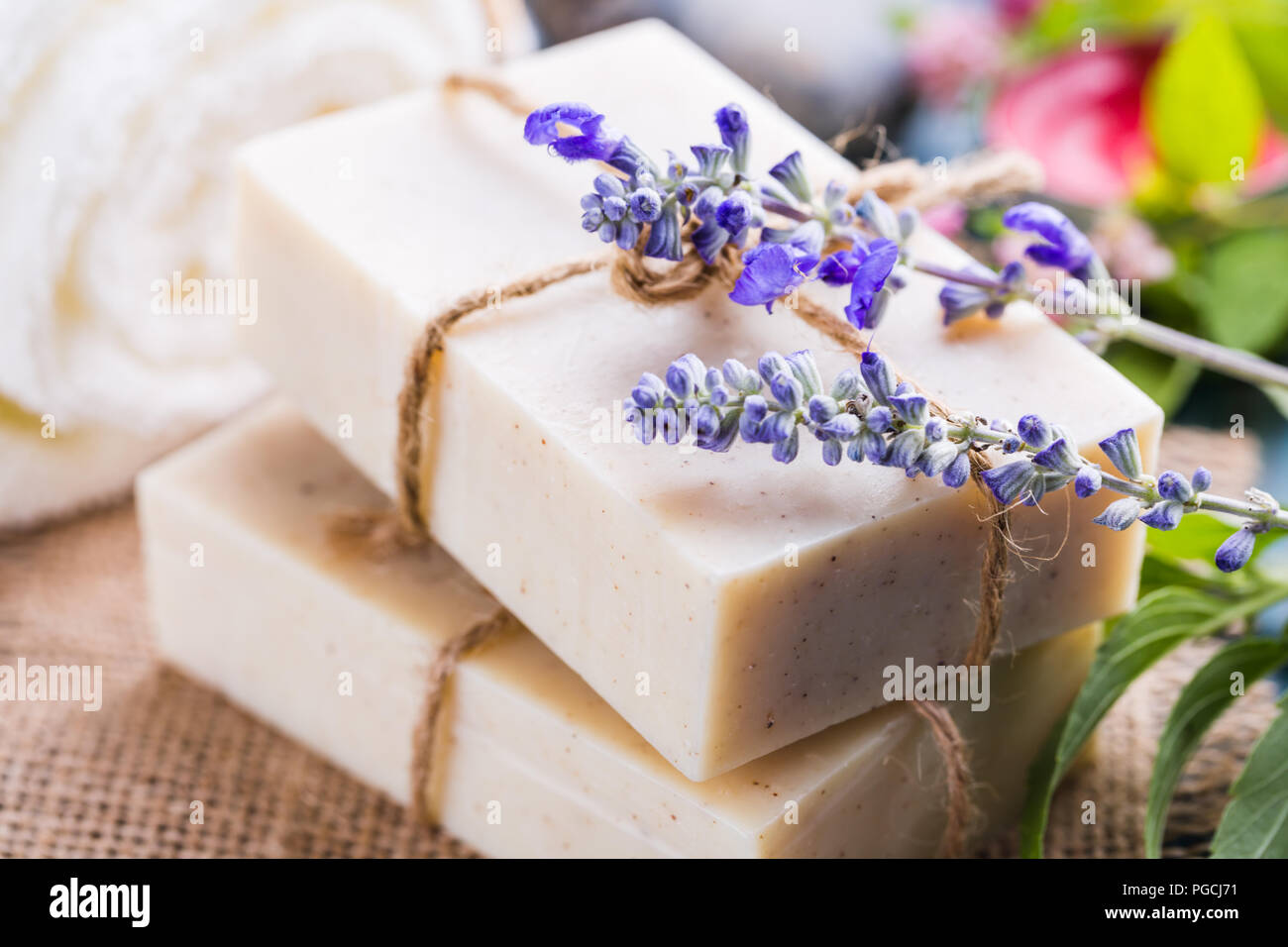 Handgemachte Seife Bars. Selbstgemachte Seife mit Lavendel Blumen Stockfoto