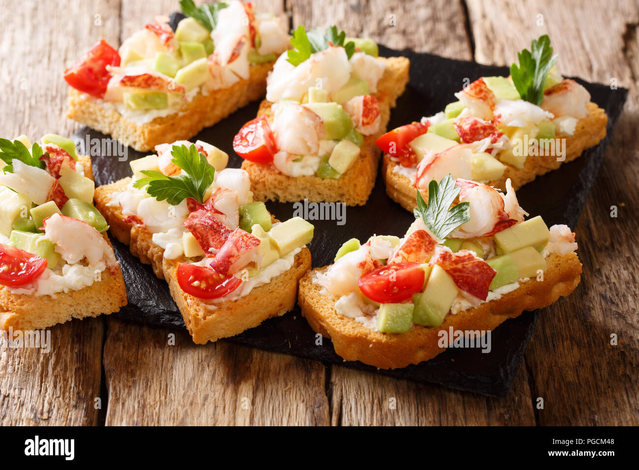 Gourmet Sandwiches mit Fleisch Hummer, Avocado, Tomaten und Frischkäse Philadelphia close-up auf dem Tisch. Horizontale, rustikal Stockfoto