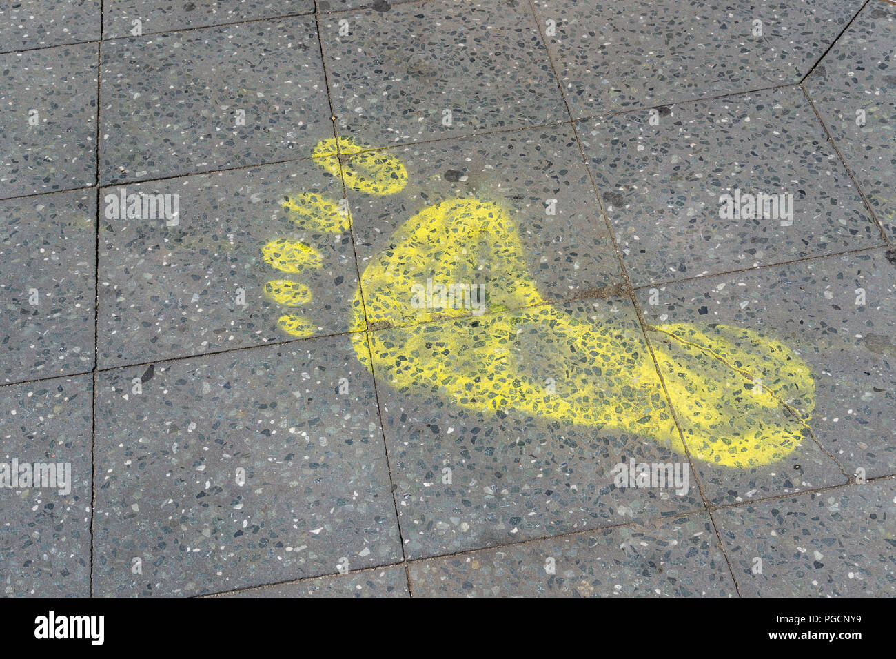 Berlin, Deutschland, 14. Juli 2018: Grafische Darstellung der Fußabdruck auf Fliesenboden Stockfoto