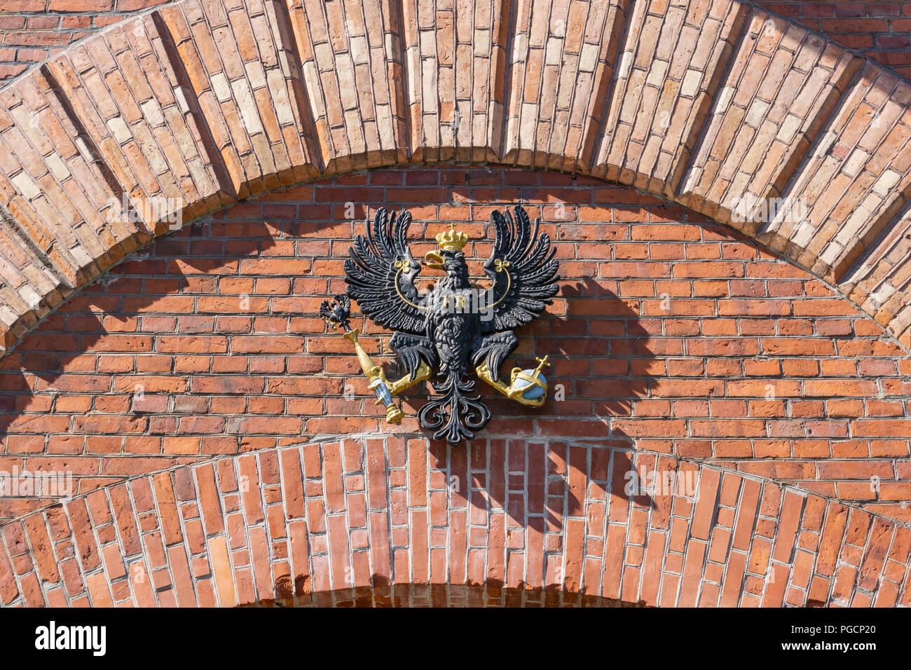 Berlin, Deutschland, 25. Juli 2018: Nahaufnahme von Wappen Symbol am Eingang der Zitadelle Spandau Stockfoto