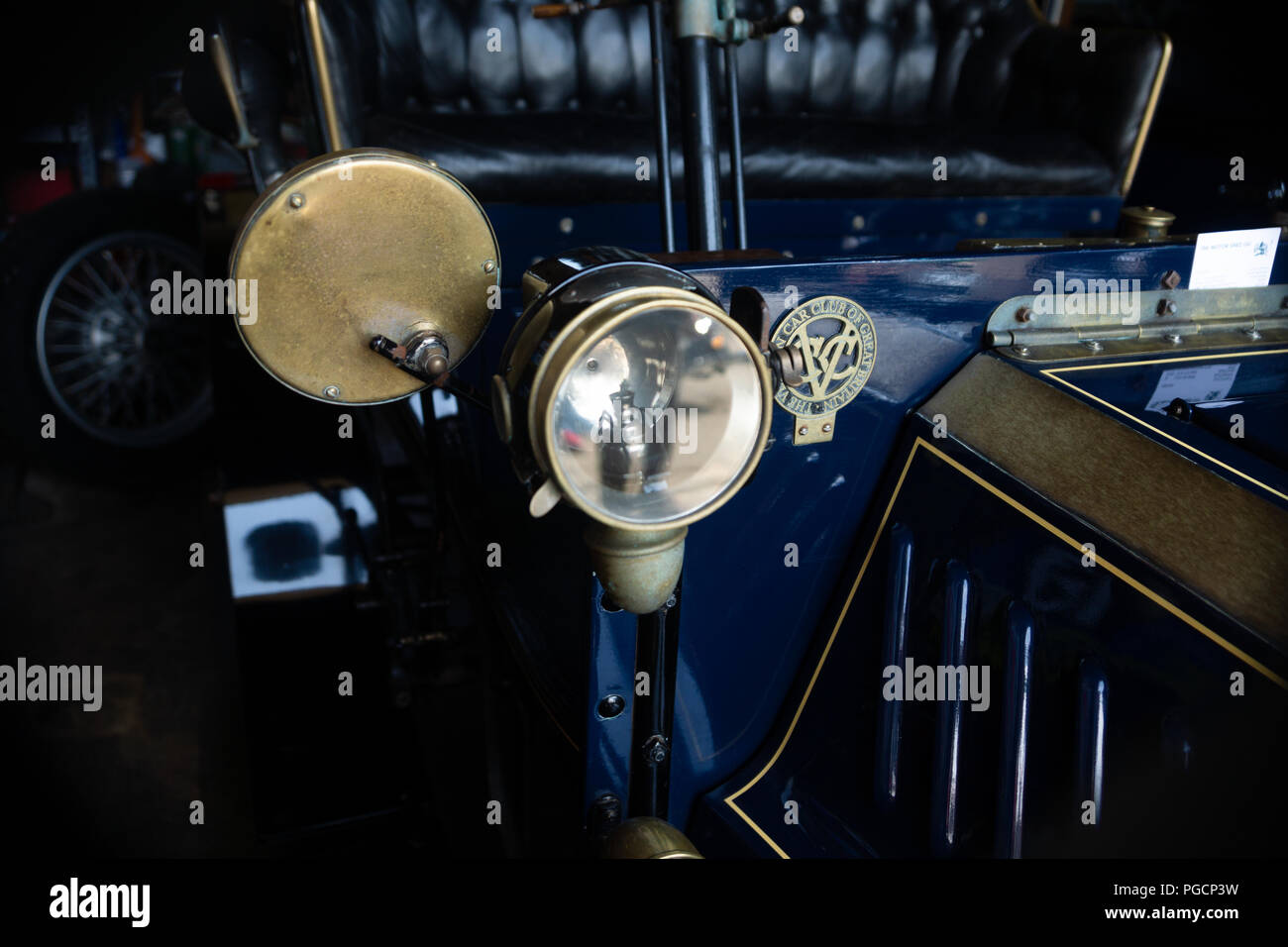 Seitenansicht eines Oldtimers mit Scheinwerfer, Fahrgestellseite und Sitzgelegenheit Stockfoto