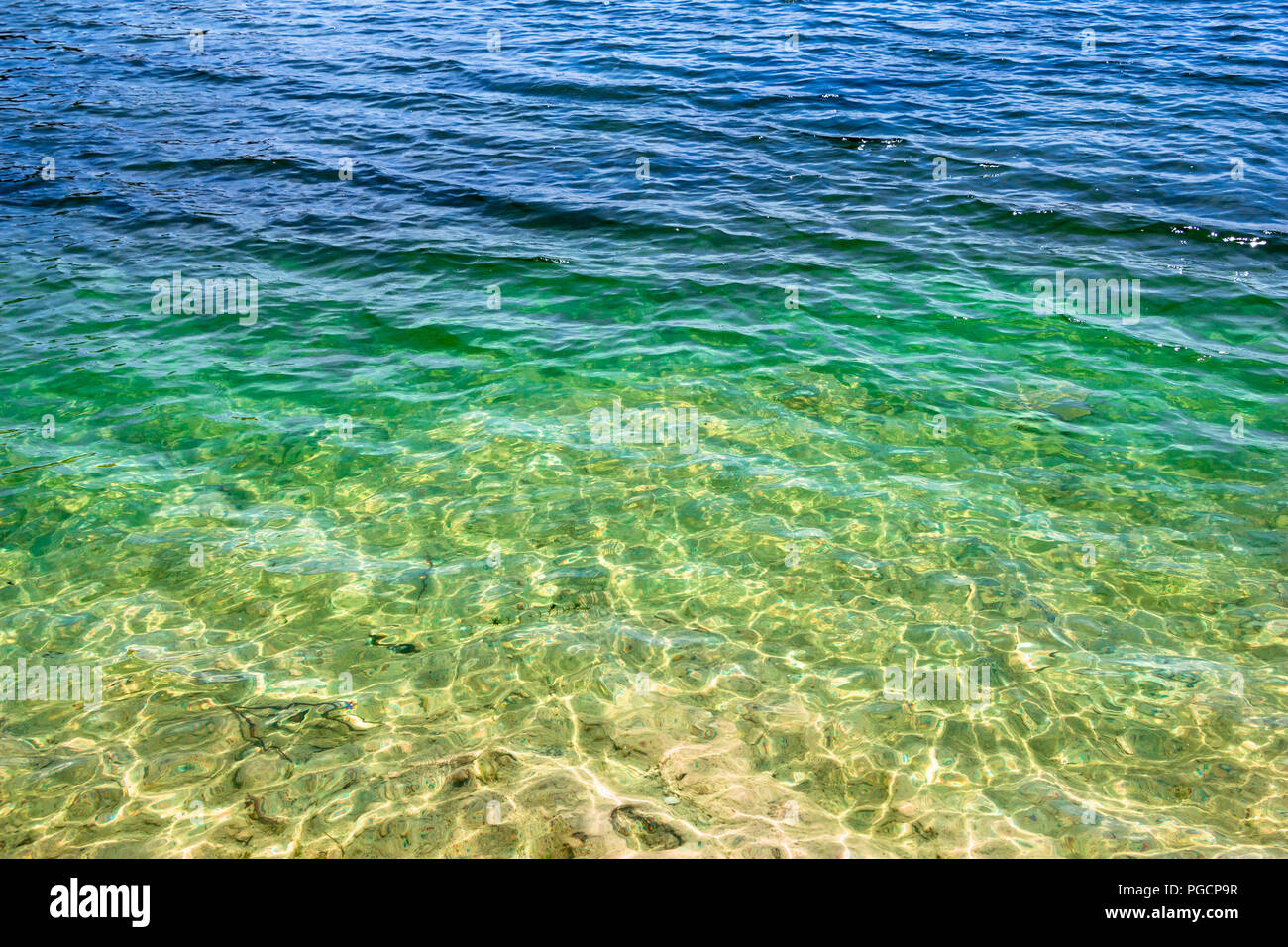 See mit Wasser Ätzmittel, blau über grün zu gelb Gradienten, Hintergrund, Textur - Topeekeegee Yugnee (TY) Park, Hollywood, Florida, USA Stockfoto