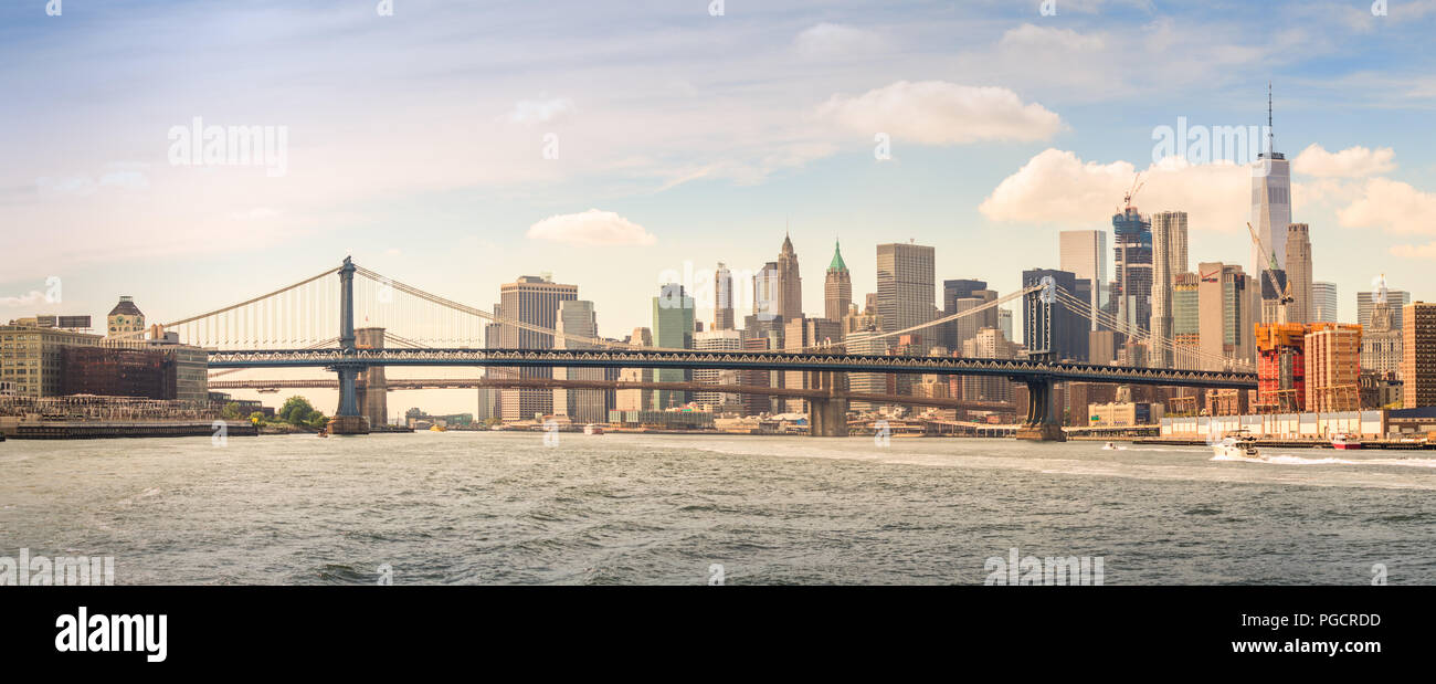 Ein Blick auf Manhattan, New York City von Manhattan Brücke über den East River. Stockfoto