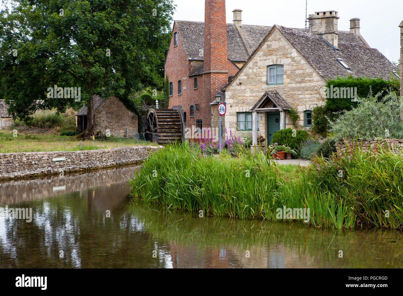 Lower Slaughter, Großbritannien - 9 August 2018: Dieses malerische Dorf sitzt neben dem kleinen Auge stream Stockfoto