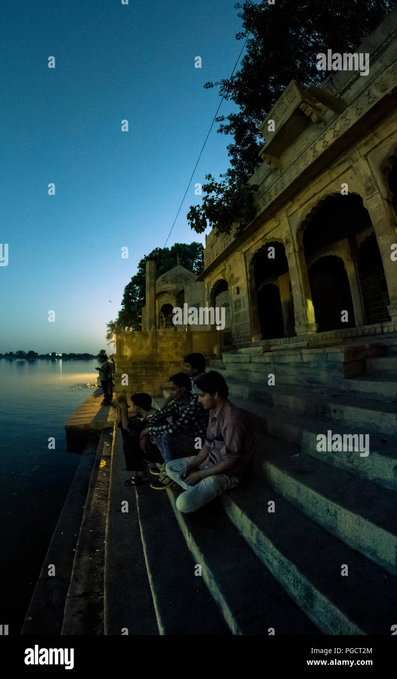 Typische Architektur und Menschen von Gadi Sagar See in Jaisalmer, Rajasthan, Indien Stockfoto