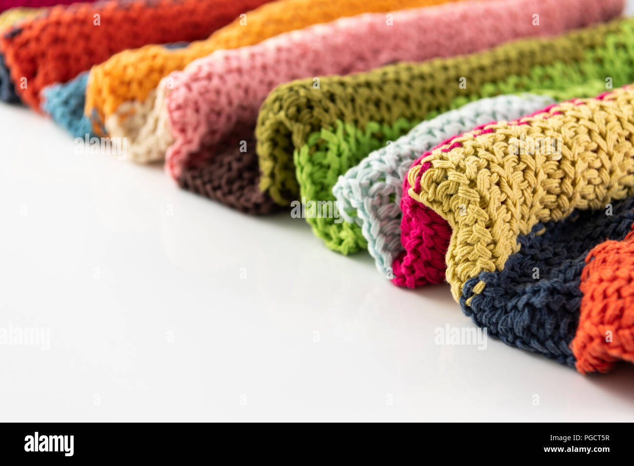 Wolldecke, bunt, aus Gewirken große chunky Garn. Nahaufnahme der gestrickte  Decke auf weißen Hintergrund Stockfotografie - Alamy