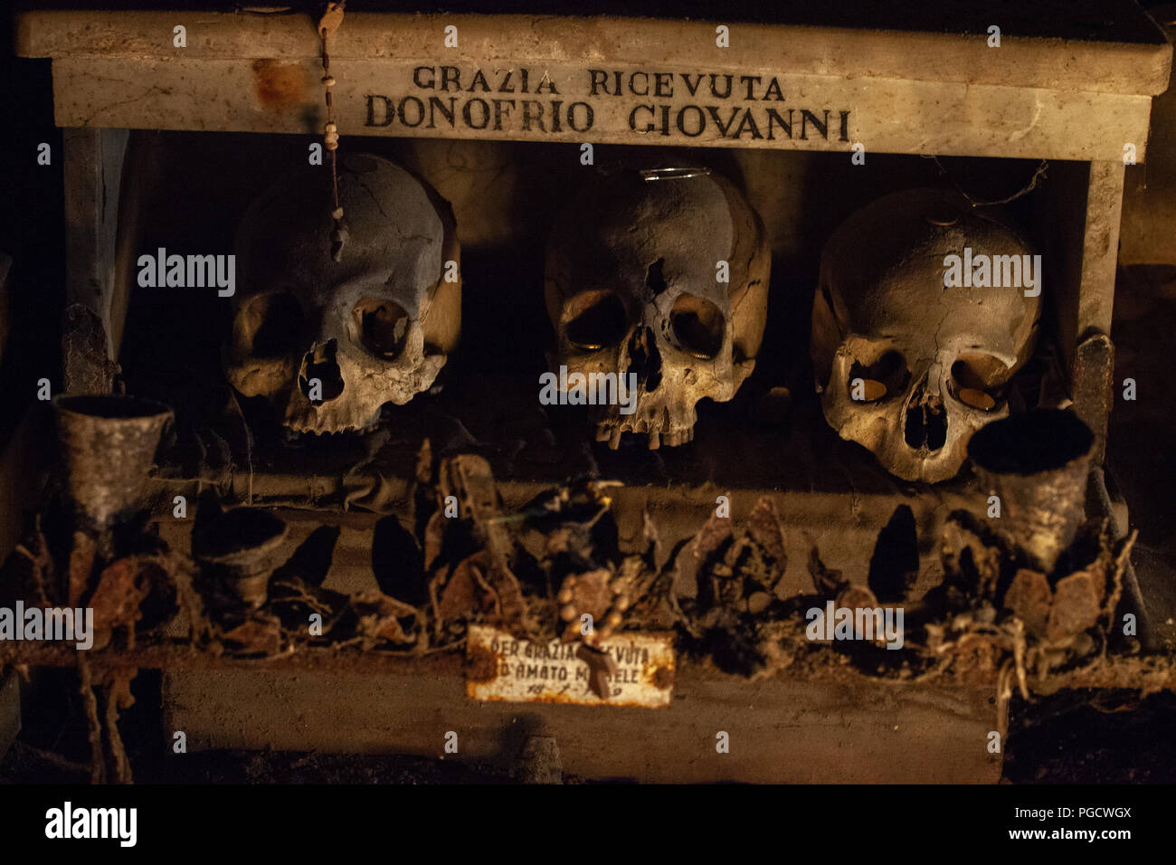Nahaufnahme von menschlichen Schädeln in Fontanelle Friedhof in Neapel. Stockfoto