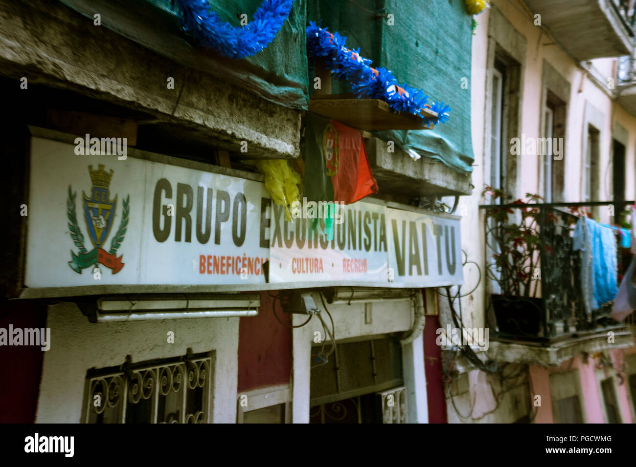 Schöne und charakteristische Fassaden mit Azulejos. Lissabon, Portugal Stockfoto