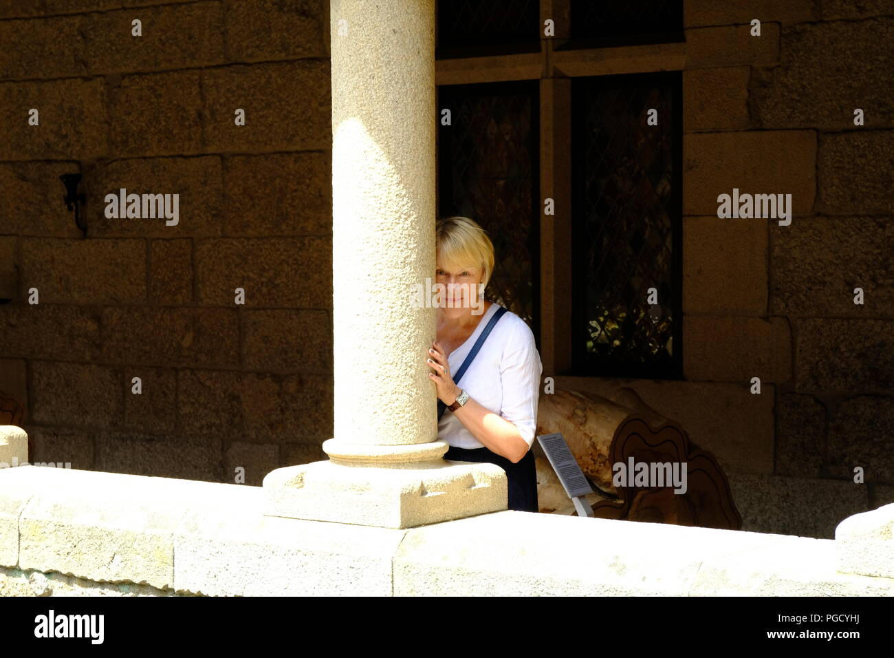 Schüchtern reife Lady im alten Gebäude Stockfoto