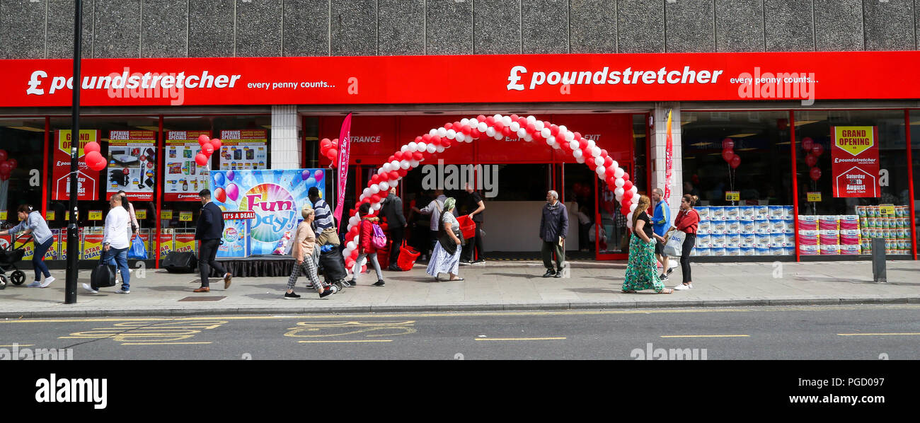 Holz Grün. London. UK. 25 Aug 2018 - Neue Discounter, Poundstretcher öffnet in Wood Green, nördlich von London. Es ersetzt Poundworld Extra, die in Verwaltung und geschlossen im letzten Monat. Credit: Dinendra Haria/Alamy leben Nachrichten Stockfoto