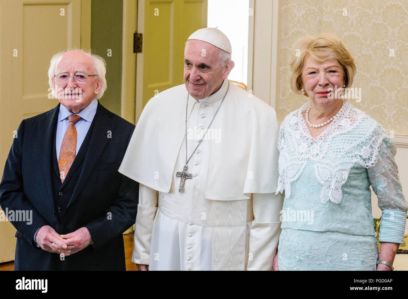Dublin, Irland. 25/08/2018 - Papst Francis ist in Irland Die irische Präsident, Michael D. Higgins begrüßt, und seine Frau Sabina, bei den Aras eine Uachtarain (Präsident des offiziellen Wohnsitz). Stockfoto