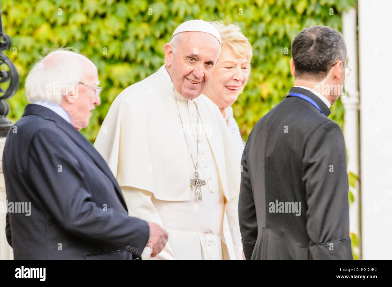 Dublin, Irland. 25/08/2018 - Papst Francis ist in Irland Die irische Präsident, Michael D. Higgins begrüßt, und seine Frau Sabina, bei den Aras eine Uachtarain (Präsident des offiziellen Wohnsitz). Stockfoto