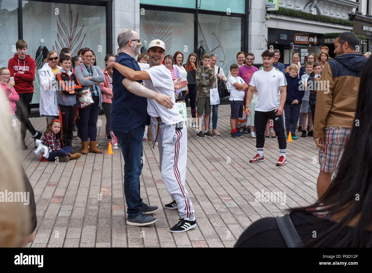 Cork, Irland. 25 Aug, 2018. Straße Preformers ziehen riesige Menschenmengen. Riesige Menschenmengen versammelten sich heute in der St. Patrick Street eine Vielfalt von Street preformers und Gaukler Vorformen in der Sonne zu beobachten. Credit: Damian Coleman/Alamy leben Nachrichten Stockfoto