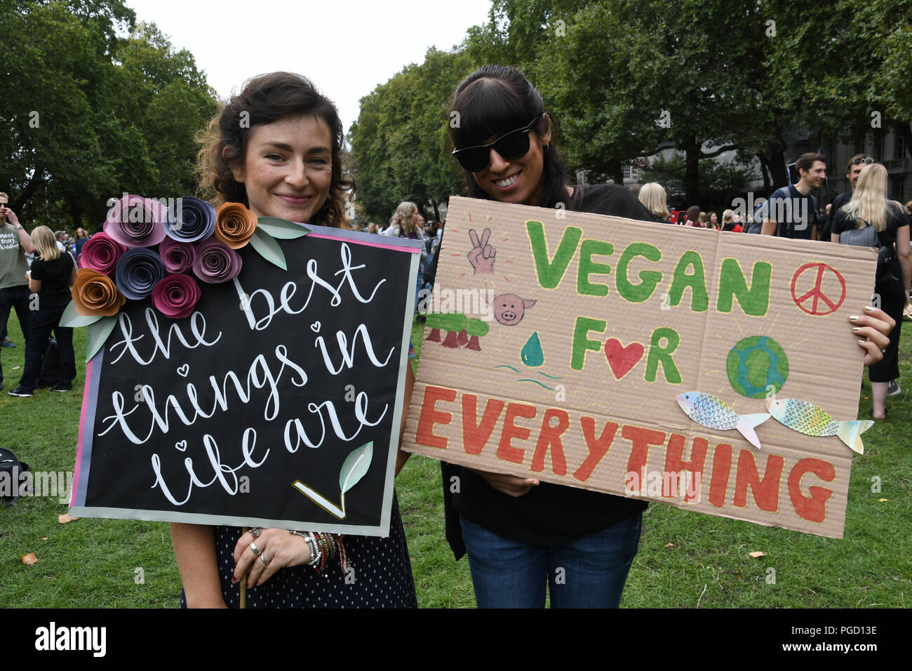 London, Großbritannien. 25. Aug 2018. Tausende von veganist Aktivisten melden Sie die offizielle Tierrechte März 2018 forderten ein Ende alle tierischen Unterdrückung-Go Vegan in London, Großbritannien, am 25. August 2018. Bild Capital/Alamy leben Nachrichten Stockfoto