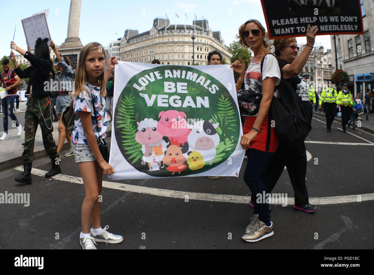 London, Großbritannien. 25. Aug 2018. Tausende von veganist Aktivisten melden Sie die offizielle Tierrechte März 2018 forderten ein Ende alle tierischen Unterdrückung-Go Vegan in London, Großbritannien, am 25. August 2018. Bild Capital/Alamy leben Nachrichten Stockfoto